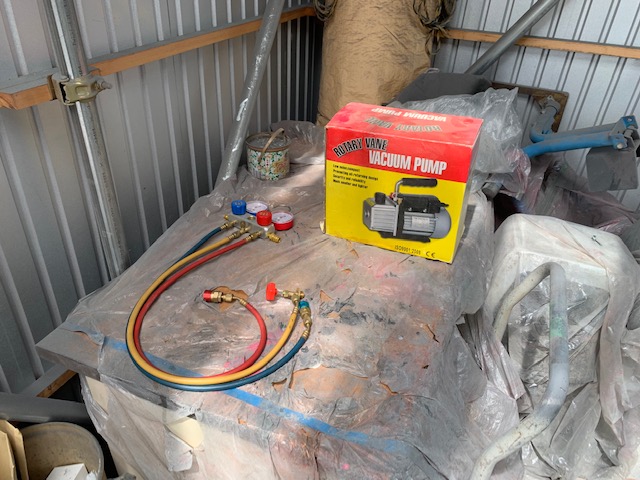 レンタルガレージ 埼玉 カーエアコン真空引き